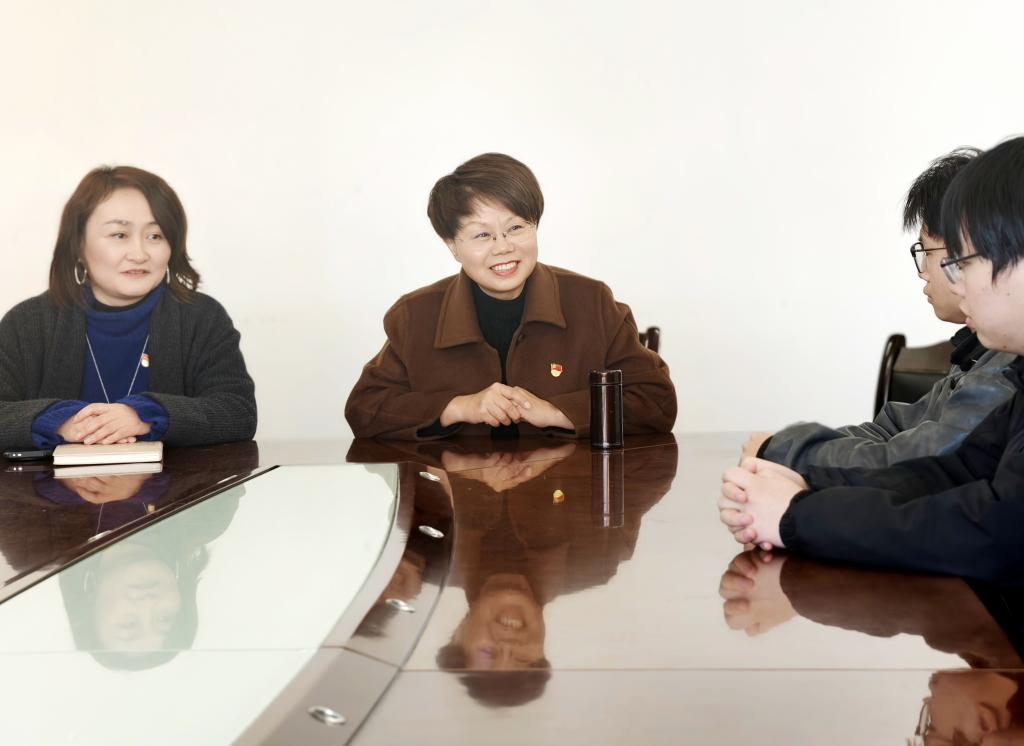 校党委副书记陈华仙深入糖心vlog
与联系班级学生座谈交流